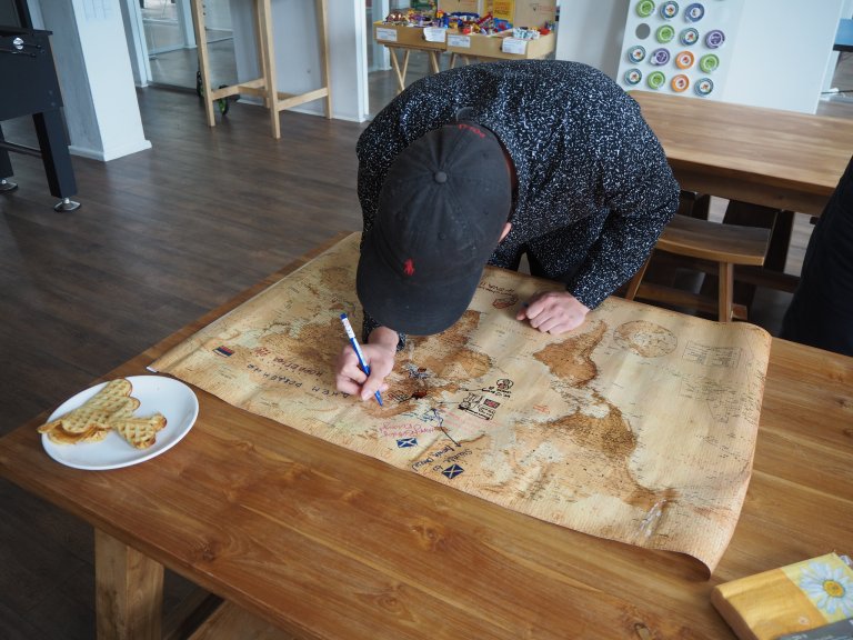 Another guy is signing the brunost-lovers map