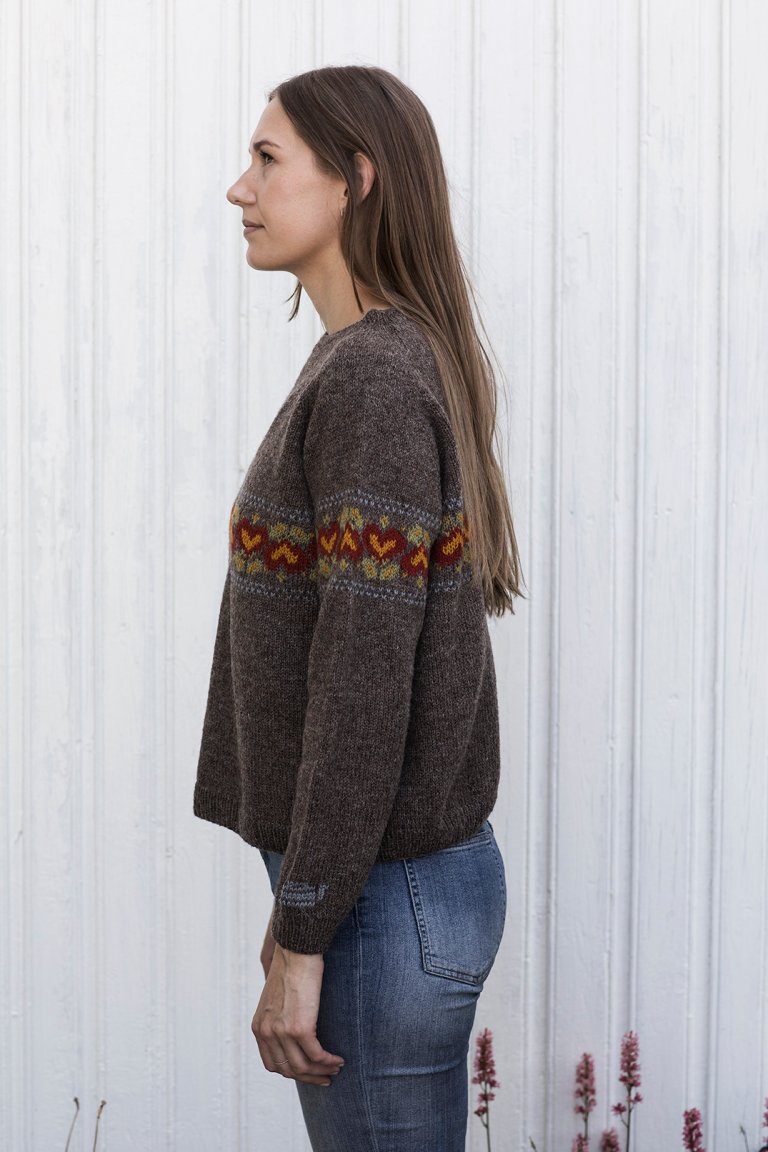 Brunost Sweater_from side
