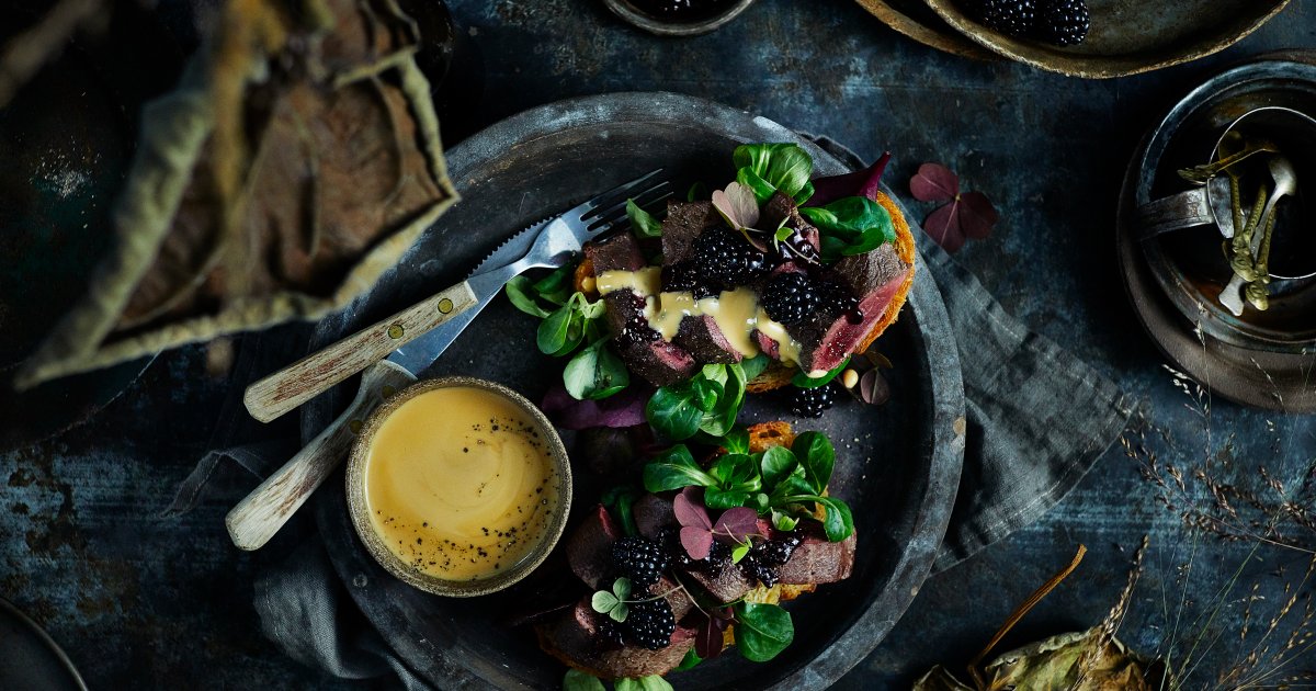 Bruschetta with reindeer fillet and Brunost sauce