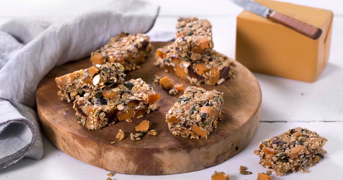Muesli bars with brunost