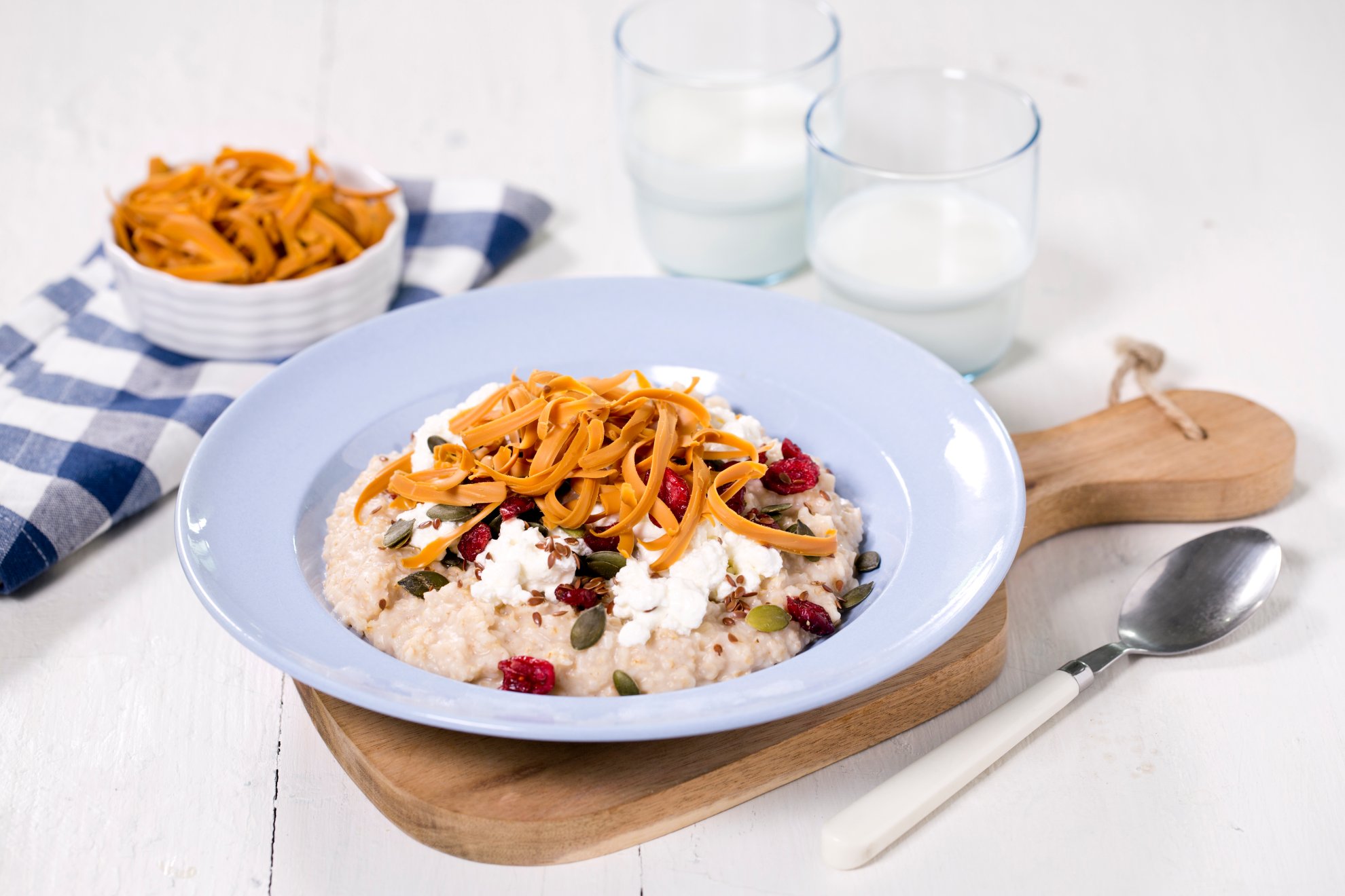 Porridge with cottage cheese and brunost
