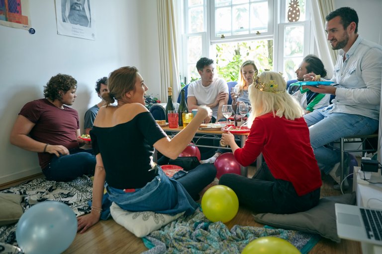 Sigrid and here friends having a party